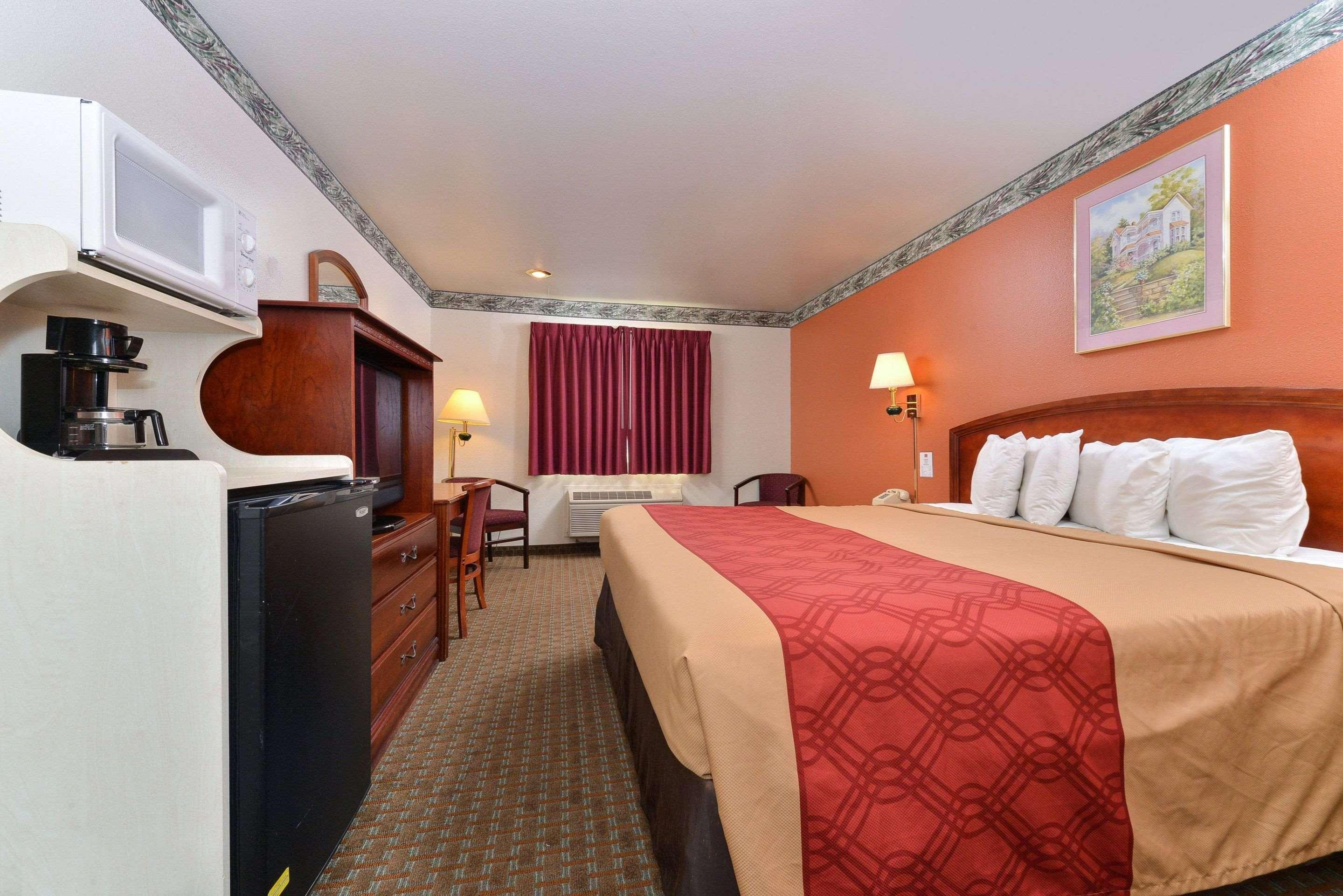 Econo Lodge Inn & Suites Corning Exterior photo
